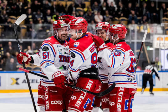 Timrås Sebastian Hartmann jublar med lagkamrater