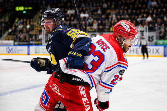 HV71s Mikael Seppälä och Timrås Jeremy Boyce-Rotevall