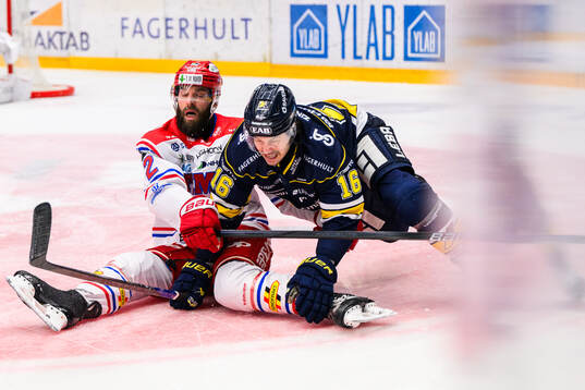 Timrås Per Svensson och HV71s Tanner Kero