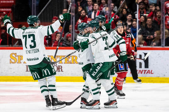 Färjestads Henrik Björklund gör 1-2 och jublar
