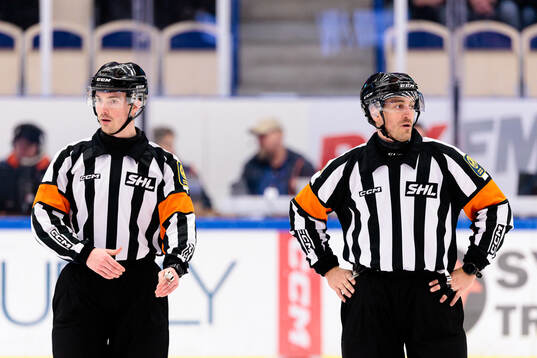 Domare Kristoffer Folkstrand och Domare Filip Eriksson