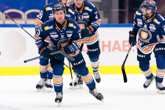 Växjös Dylan McLaughlin jublar