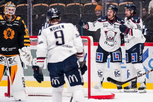 Linköpings Lance Bouma och Remi Elie jublar