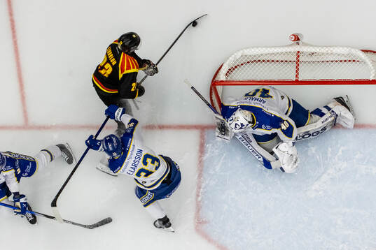 Brynäs Oskar Lindblom och Leksands målvakt Mantas Armalis