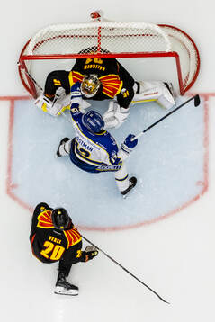 Brynäs målvakt Erik Källgren och Leksands Kalle Östman