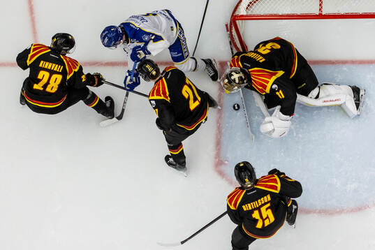 Brynäs målvakt Erik Källgren och Leksands Patrik