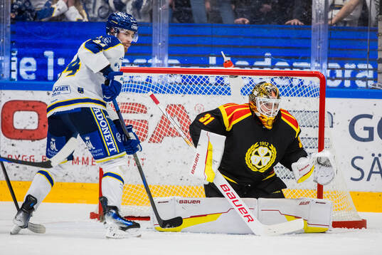 Leksands Peter Cehlarik och Brynäs målvakt Erik Källgren
