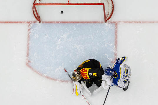 Brynäs målvakt Erik Källgren och Leksands Patrik Norén