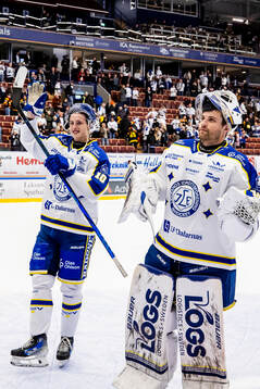 Leksands Anton Johansson och målvakt Mantas Armalis jublar