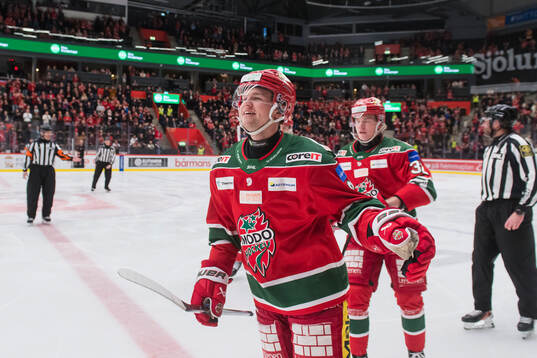 Modos Mattias Norlinder jublar