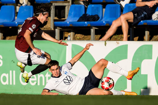 Markus Solbakken of Sparta Prag and William Åkesson of