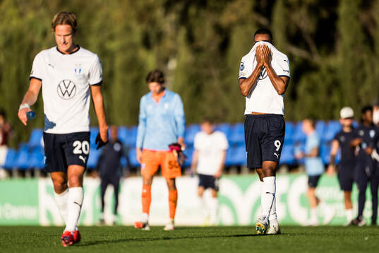 Isaac Kiese Thelin of Malmö FF looks dejected