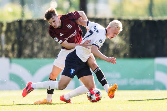 Kryetof Danek of Sparta Prag and Otto Rosengren of Malmö FF
