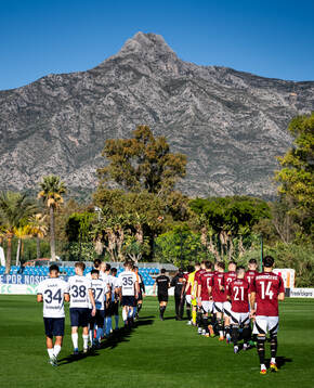 The players enter the pitch