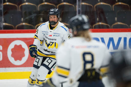 HV71s Teghan Inglis innan ishockeymatchen i SDHL mellan