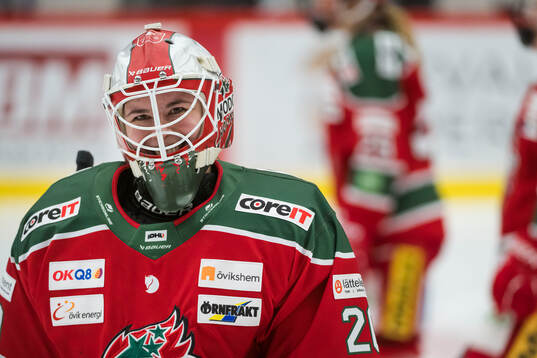 Modos målvakt Andrea Brändli innan ishockeymatchen i SDHL