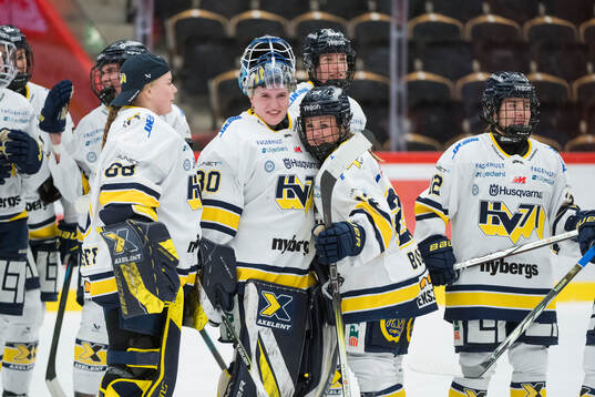 HV71s målvakt Viktorie Svejdova och Kennedy Bobyck jublar