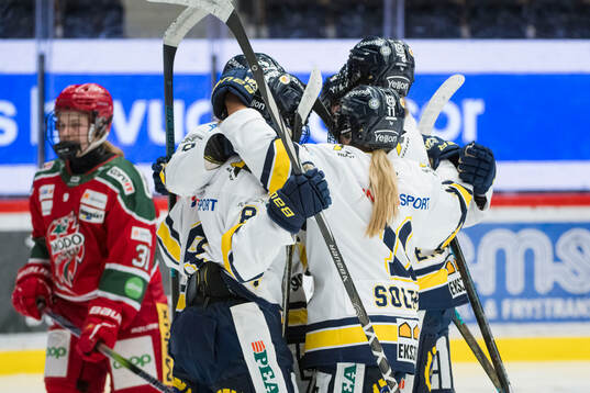HV71s Jenna Raunio jublar med lagkamrater