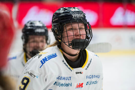 HV71s Jenna Raunio jublar