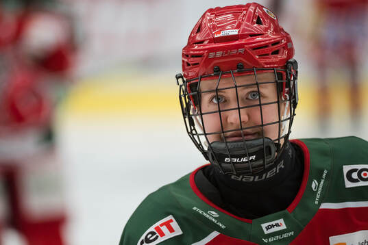 Modos Sanna Halsius innan ishockeymatchen i SDHL mellan