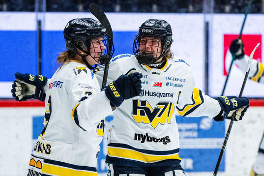 HV71s Jenna Raunio jublar med Elin Svensson