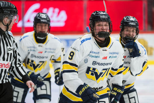 HV71s Jenna Raunio jublar