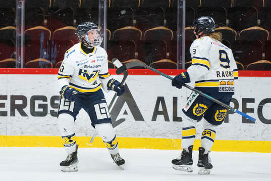 HV71s Julia Nearis jublar