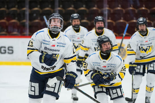HV71s Julia Nearis jublar