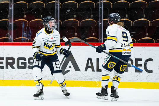 HV71s Julia Nearis jublar med Jenna Raunio