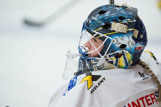 HV71s målvakt Viktorie Svejdova innan  ishockeymatchen i