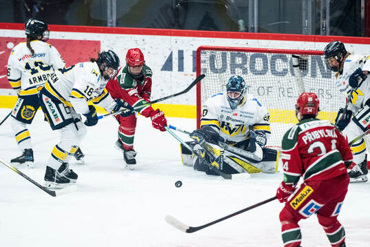 HV71s Emmi Rakkolainen och målvakt Viktorie Svejdova