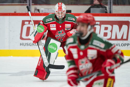Modos målvakt Andrea Brändli innan ishockeymatchen i SDHL