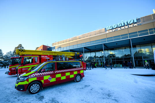 Brandbilar utanför Monitor ERP Arena