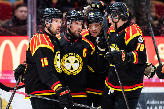 Brynäs Johan Larsson jublar med lagkamrater