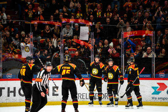 Brynäs Oskar Lindblom jublar med lagkamrater