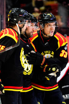 Brynäs Johan Larsson jublar med Simon Bertilsson och Jakob