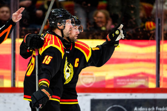 Brynäs Johan Larsson jublar med Simon Bertilsson