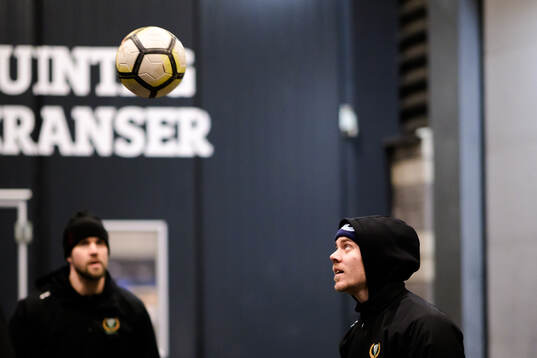 Färjestads Joel Kellman värmer upp med boll