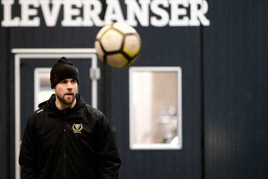 Färjestads Henrik Björklund värmer upp med boll