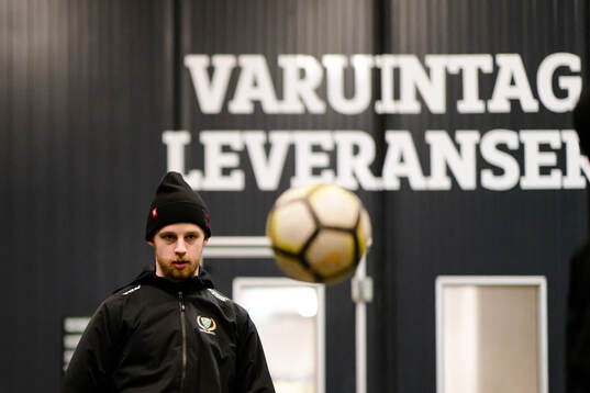 Färjestads Marcus Westfält värmer upp med boll