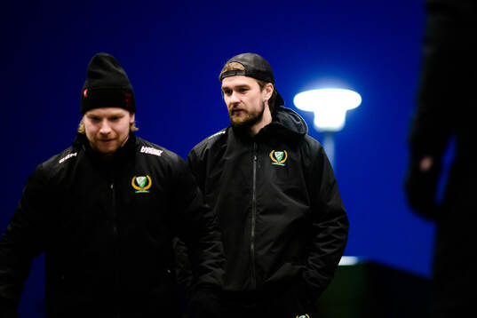 Färjestads Linus Johansson värmer upp med boll