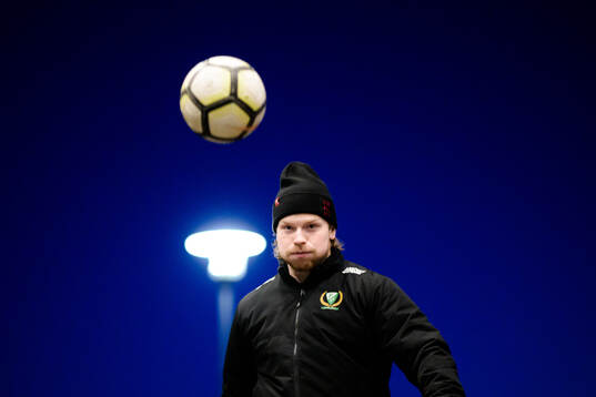 Färjestads Oskar Steen värmer upp med boll