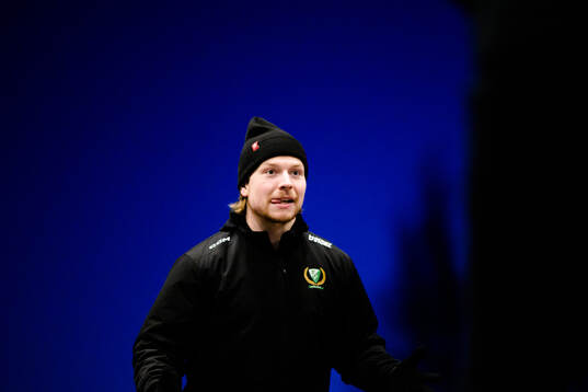 Färjestads Oskar Steen värmer upp med boll