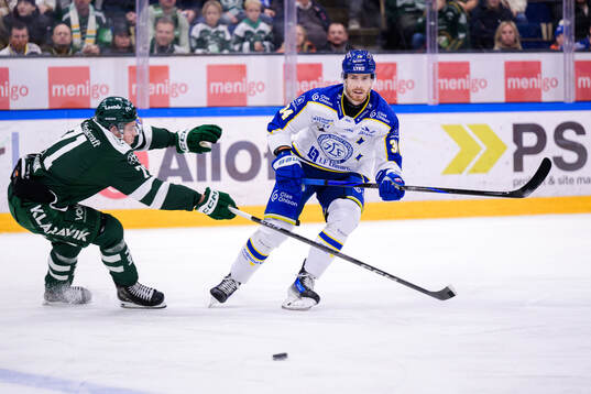 Färjestads Viktor Lodin och Leksands Peter Cehlarik