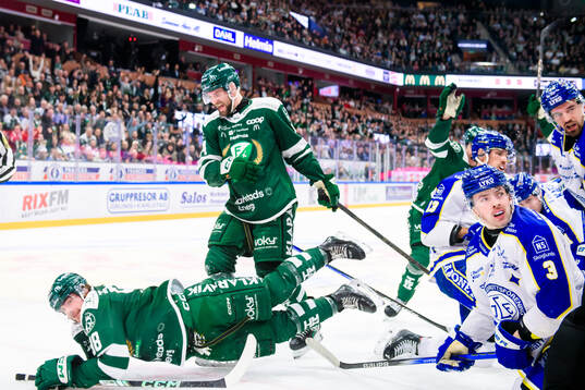 Färjestads Marian Studenic och Henrik Björklund jublar