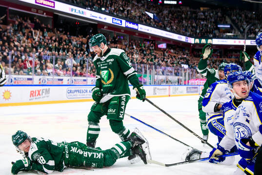 Färjestads Marian Studenic och Henrik Björklund jublar