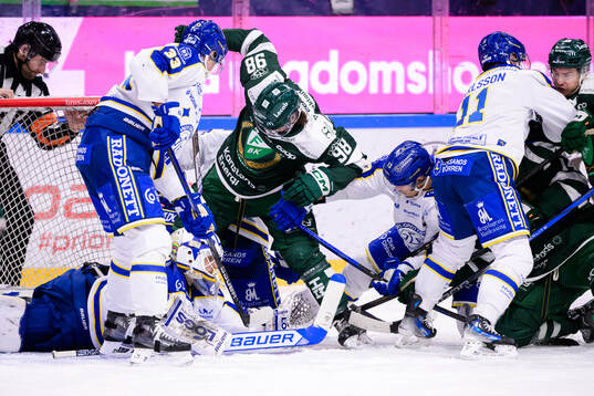Färjestads Marian Studenic skjuter 3-2 bakom Leksands