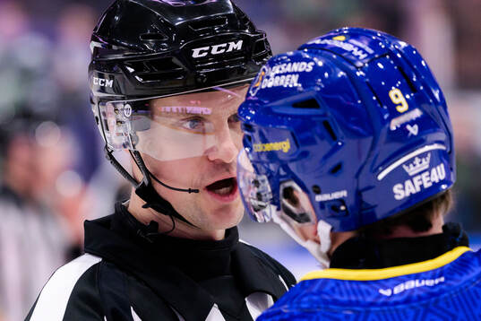 Domare Stefan Leijonklo i samtal med Leksands Patrik