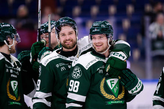 Färjestads Linus Johansson och Marian Studenic jublar