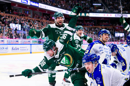 Färjestads Marian Studenic och Henrik Björklund jublar